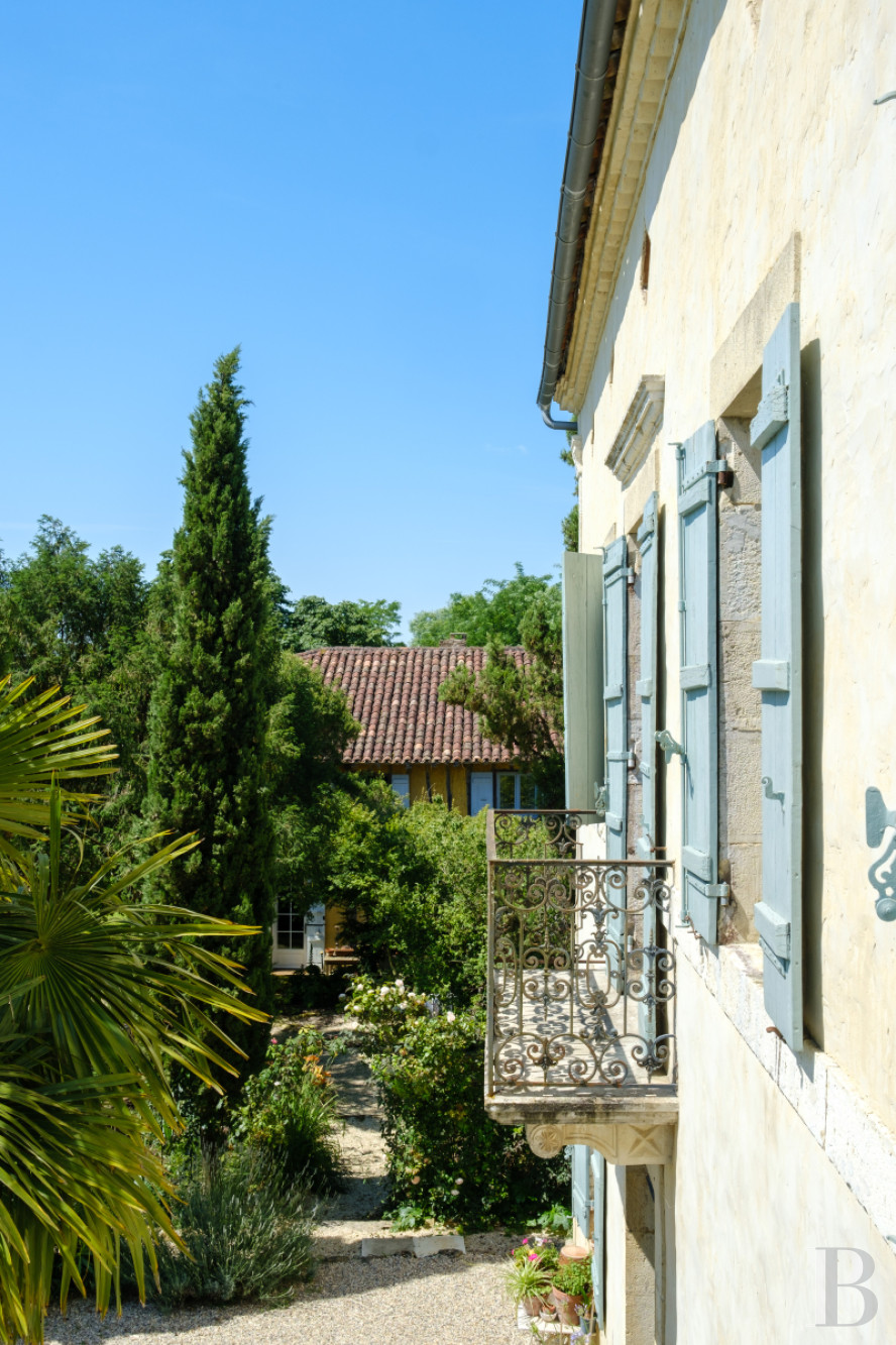 Dans le Gers, à l’ouest de Lectoure, un ancien domaine de production d’armagnac transformé et décoré avec soin - photo  n°59